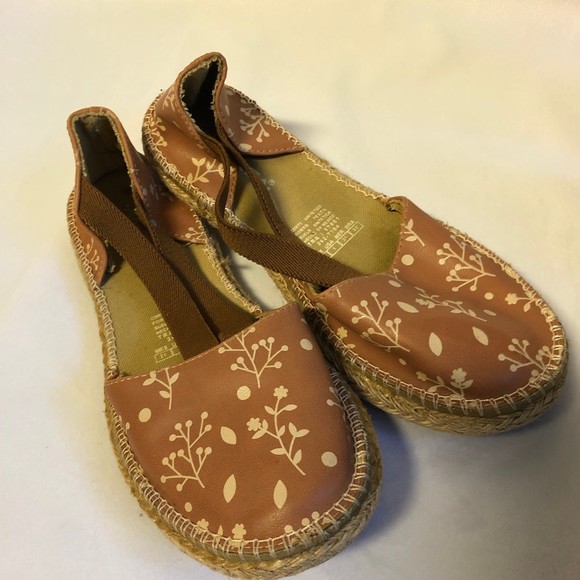 Andrea Size 1 Brown Floral Espadrille Sandals Closed Toe - Picture 1 of 4